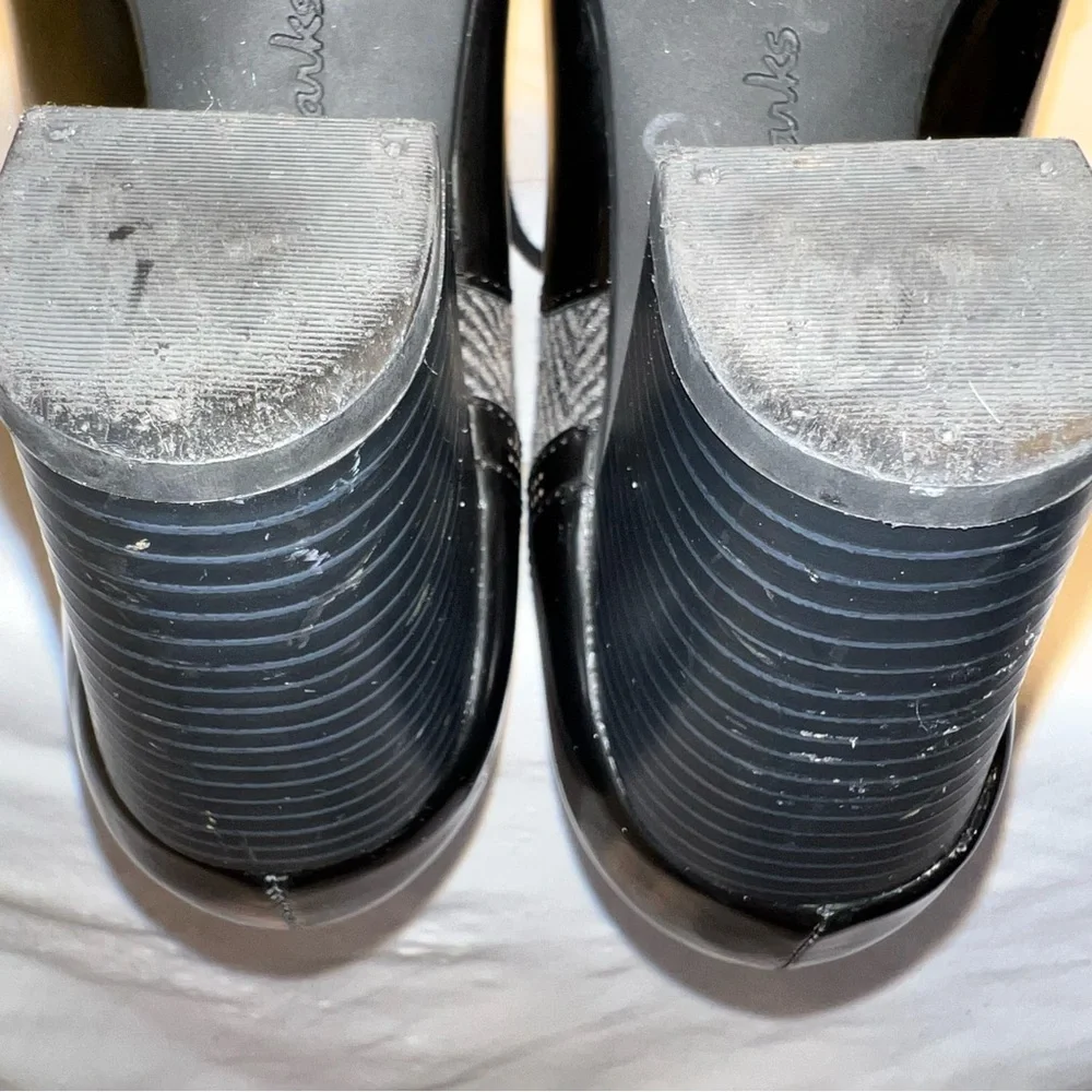 Clarks Artisan Black and Gray Women's Oxford Heels - Picture 8 of 9